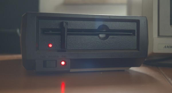 Die Atari Floppy 1050 im Gegenlicht, aufgenommen mit der Sony PMW F3 und einer Enna Lithagon.