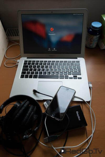 So sah mein Sendezentrum für die Konferenz aus: iPhone, Macbook Air, Kopfhörer und Akkupower.