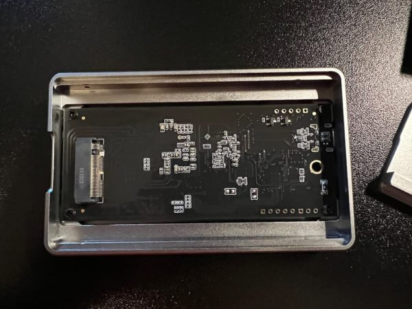 Geöffnetes SSD Gehäuse mit Einbauschacht