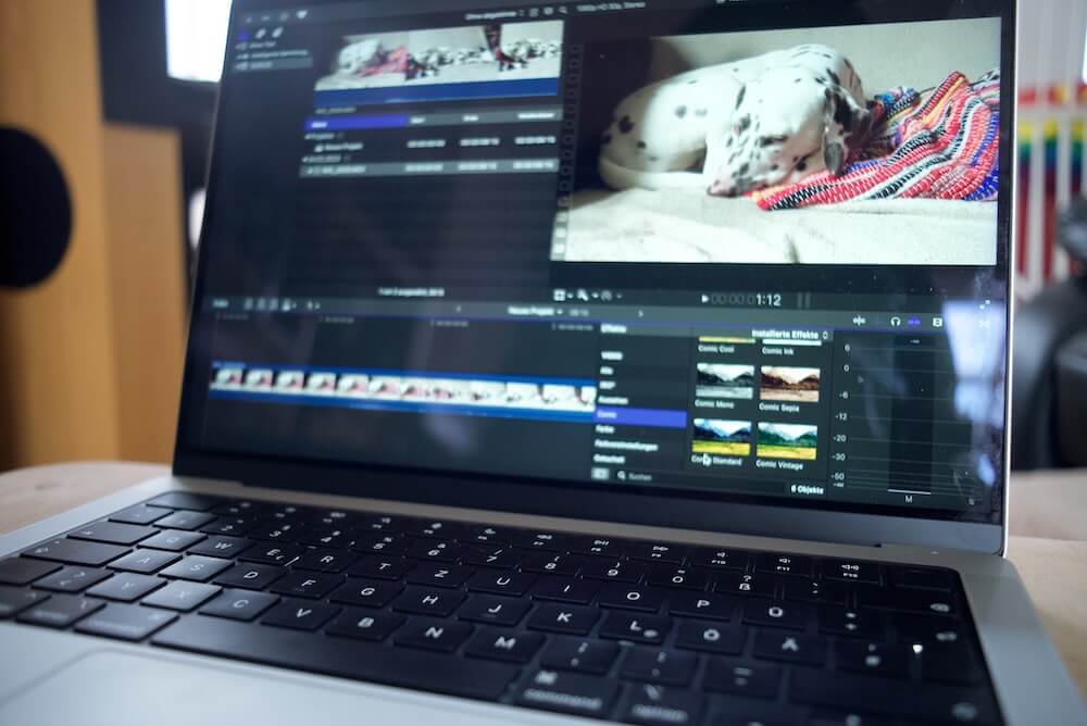 Macbook Pro M1 von 2022 mit Final Cut Pro auf dem Bildschirm